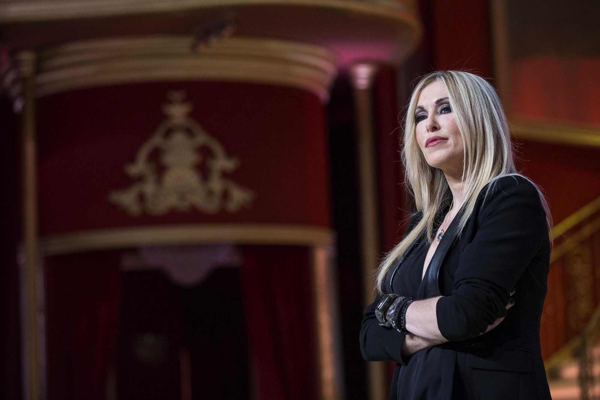 Roberta Bruzzone: «Vi seduce e poi vi controlla. Così funziona un narcisista»