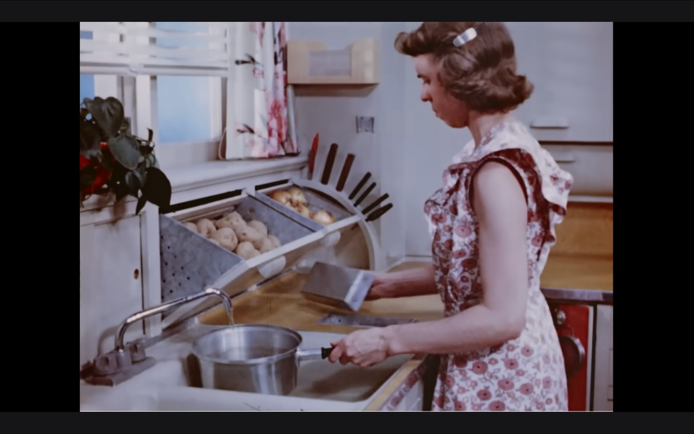 Video of a 1949 kitchen design has people drooling over its brilliant features