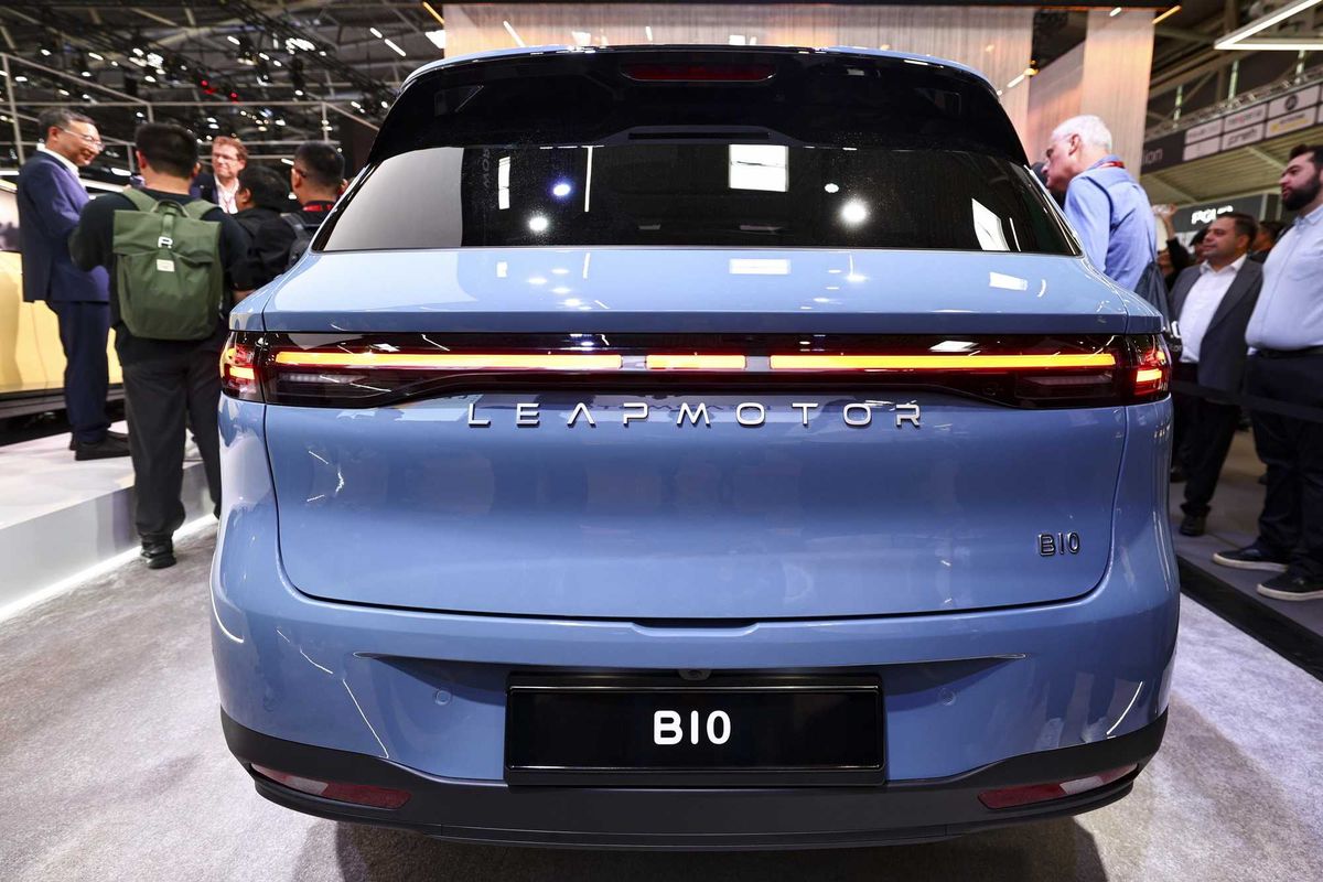 L’ultima cattiva tentazione di Elkann. Dare il marchio Fiat alle auto cinesi