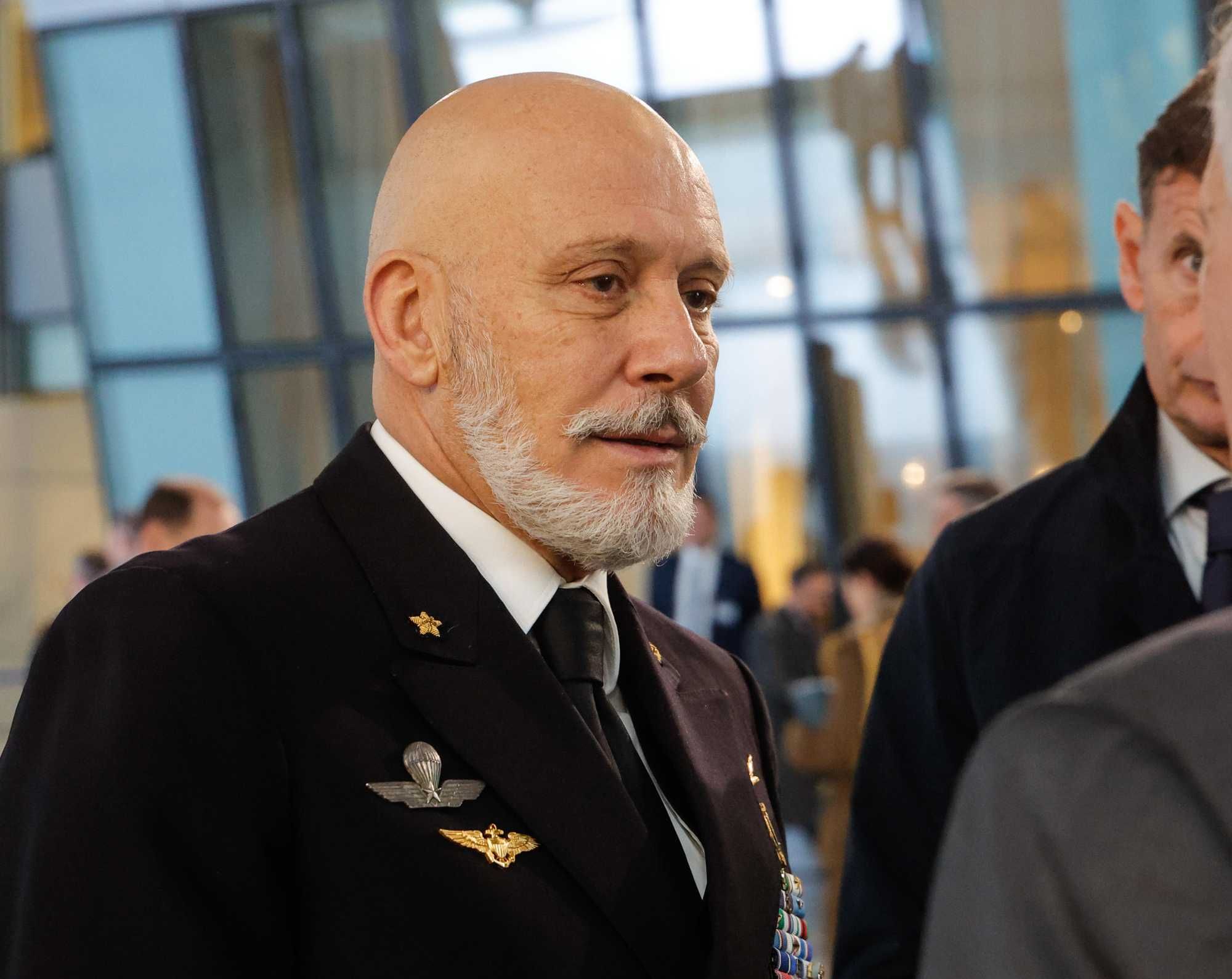 Cavo Dragone frena sui cyberattacchi. Meloni lo fulmina: «Misurare le parole»