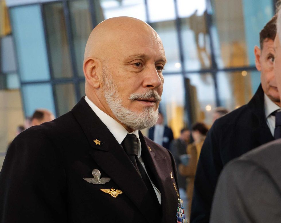 Cavo Dragone frena sui cyberattacchi. Meloni lo fulmina: «Misurare le parole»