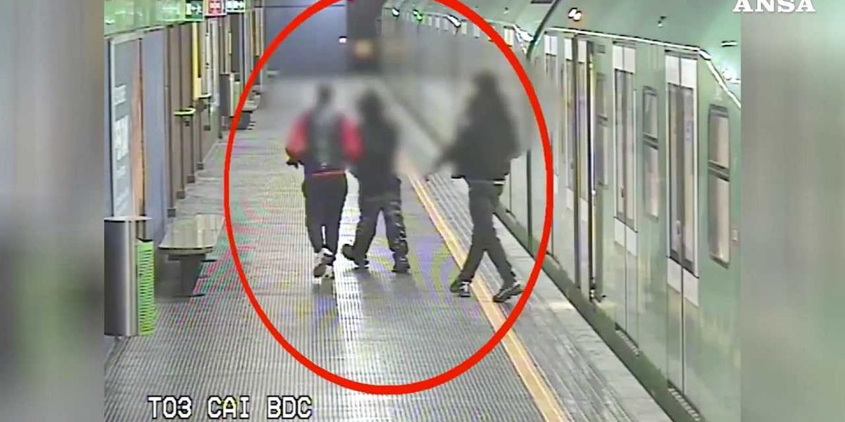 milano scippo in tempo record in metropolitana