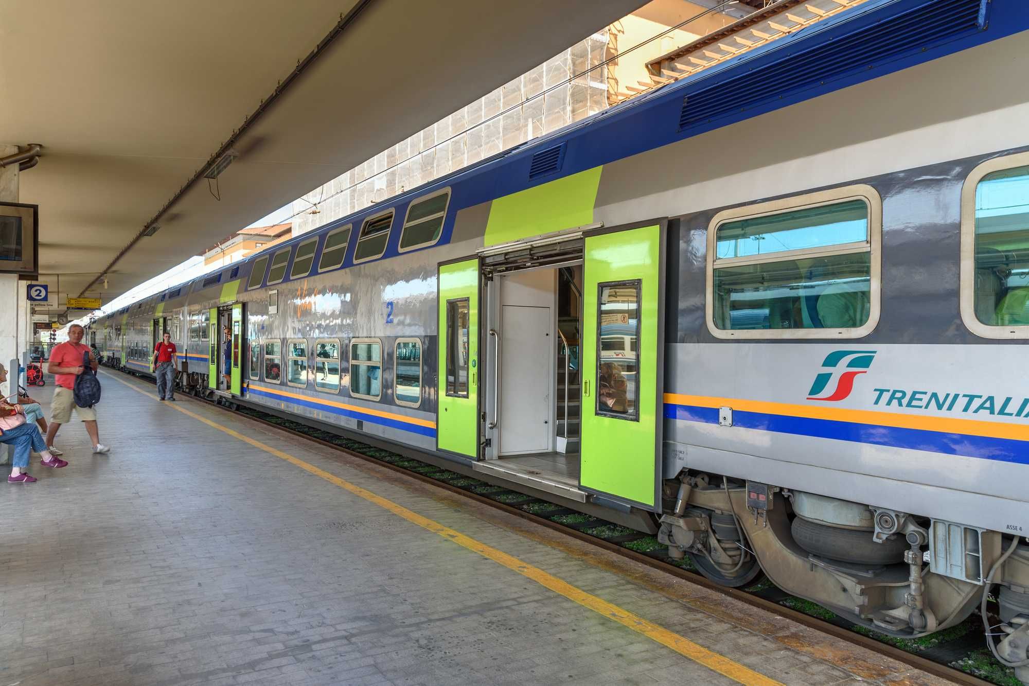 Baci alla capotreno (senza consenso). Assolto un nigeriano: il fatto era «tenue»