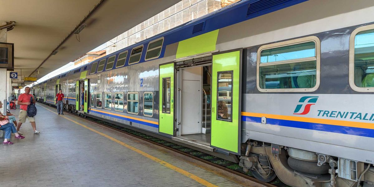 Baci alla capotreno (senza consenso). Assolto un nigeriano: il fatto era «tenue»