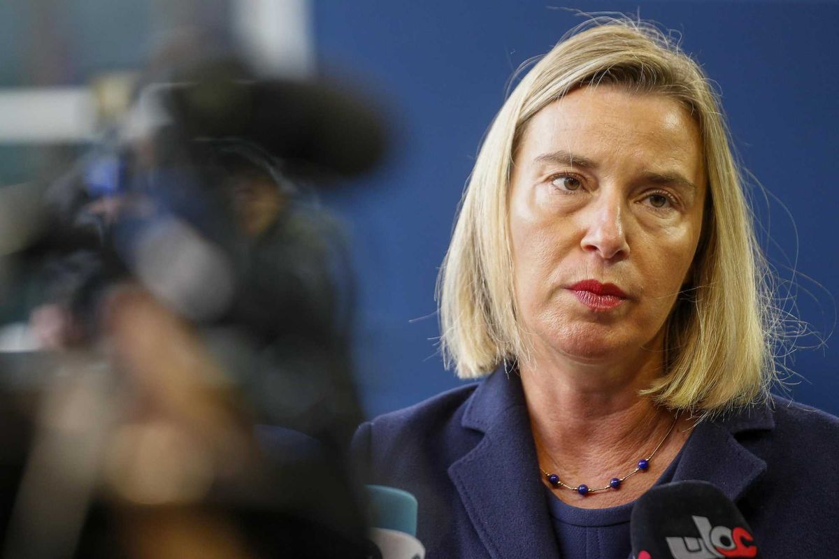 Dice che ha agito «sempre con rigore» ma la Mogherini intanto si dimette