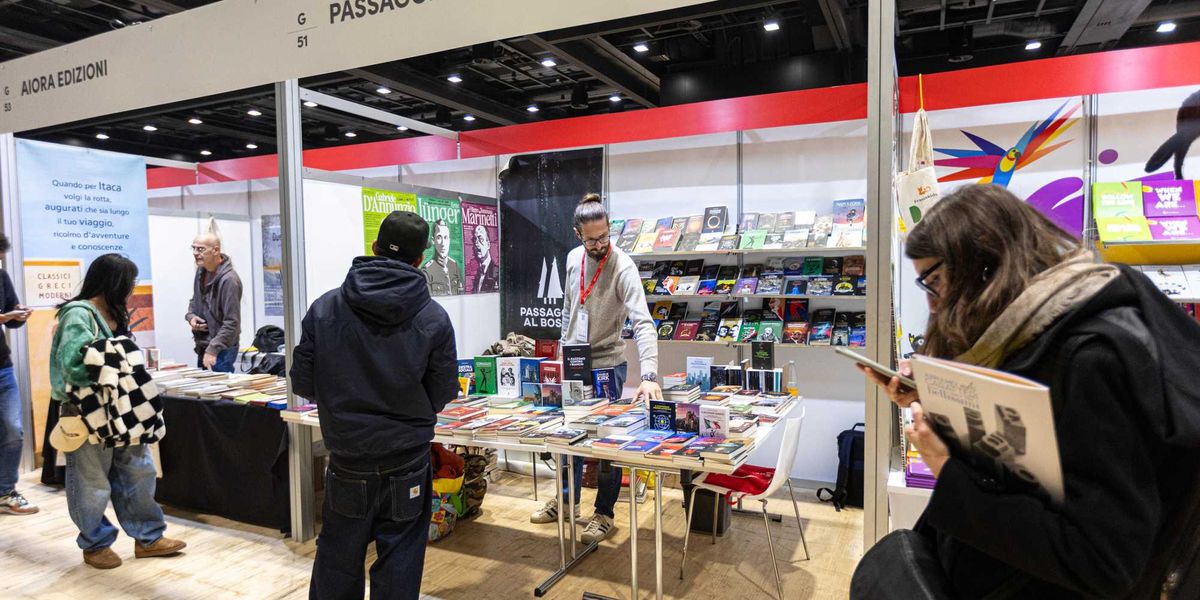 Vanno tutti allo stand dell’editore di destra. Libri già finiti e code Vanno tutti allo stand dell’editore di destra. Libri già finiti e code