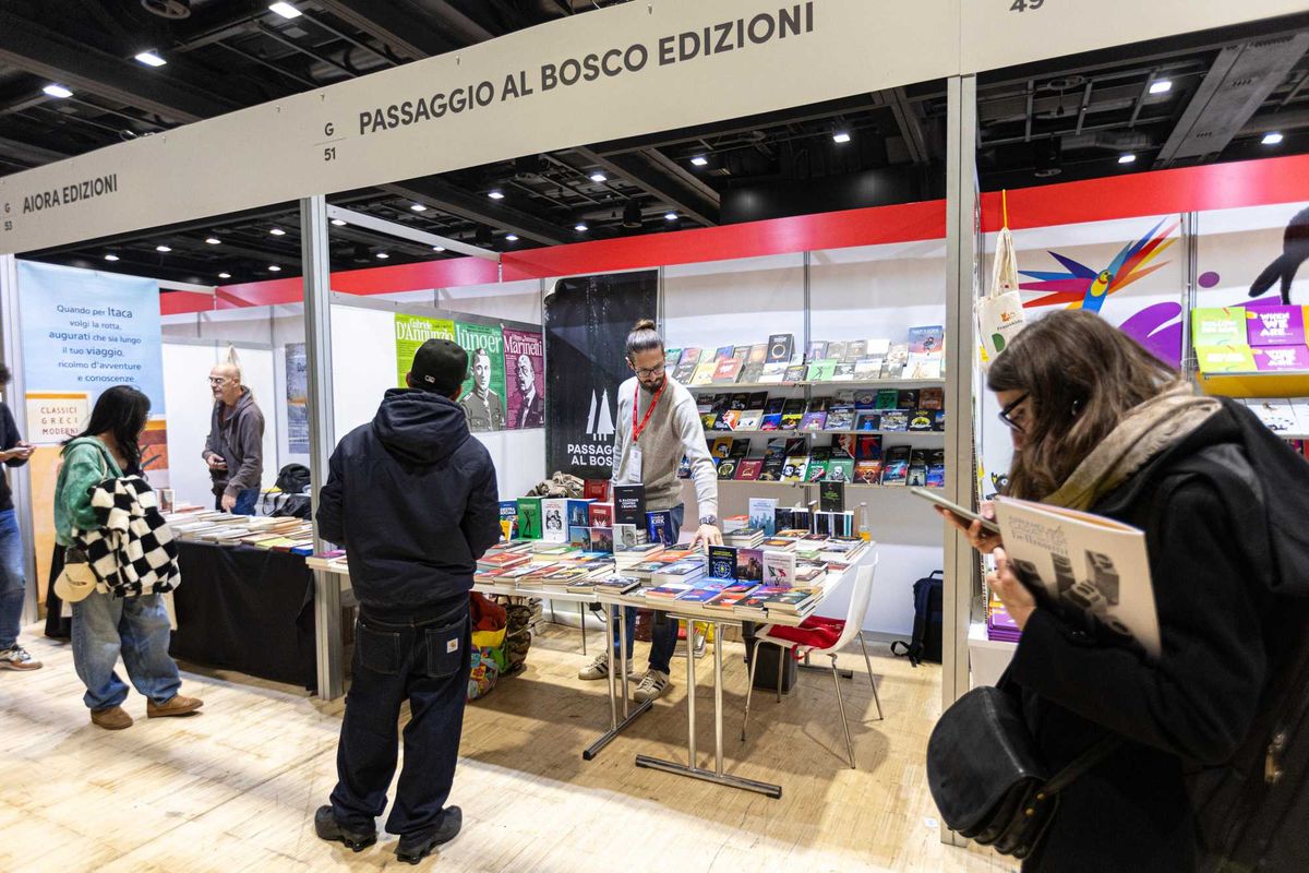 Vanno tutti allo stand dell’editore di destra. Libri già finiti e code