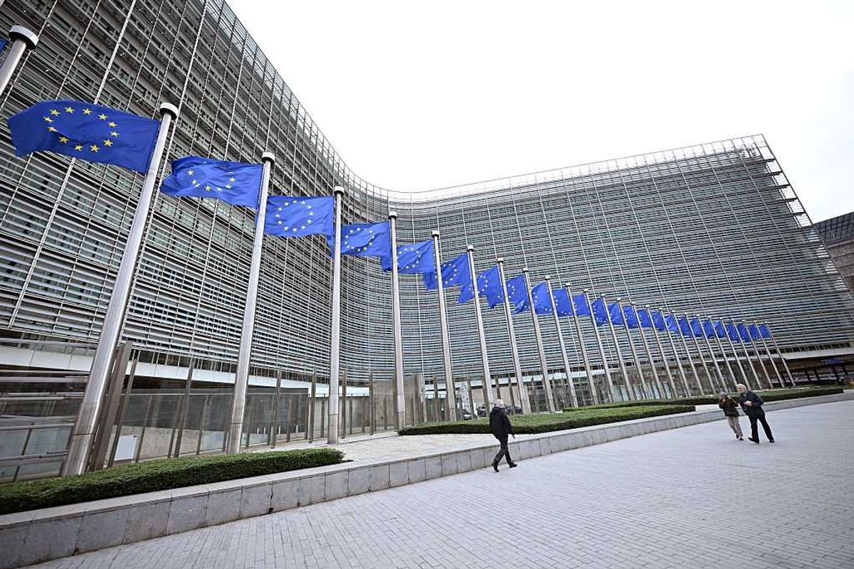 L’Ue finanzia i giornalisti per confezionare inchieste contro gli attivisti pro vita