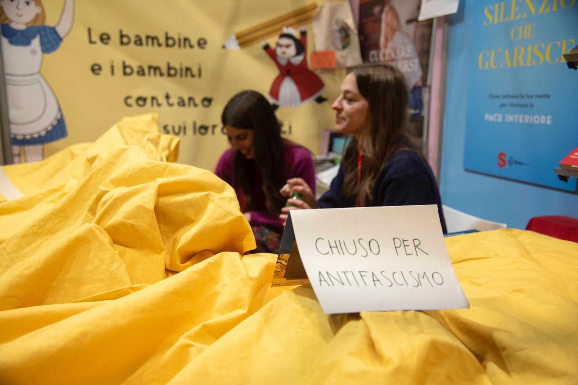 Lo sciopero dura la metà: l’antifascismo a tempo per non perdere le vendite