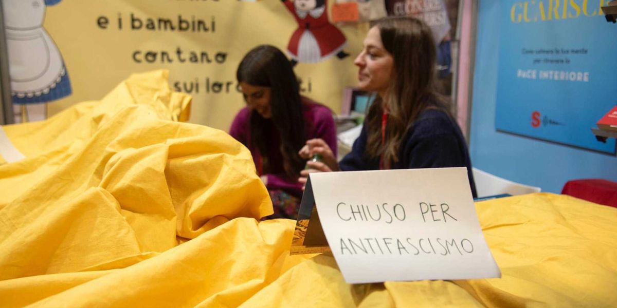 Lo sciopero dura la metà: l’antifascismo a tempo per non perdere le vendite Lo sciopero dura la metà: l’antifascismo a tempo per non perdere le vendite