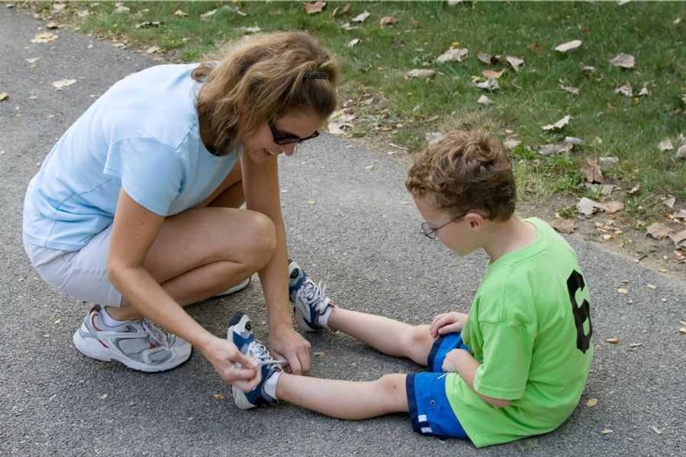 shoe tying; tying shoes; how to teach tying shoes; shoe tying trick; Ian's Knot; tying shoes with pinkies