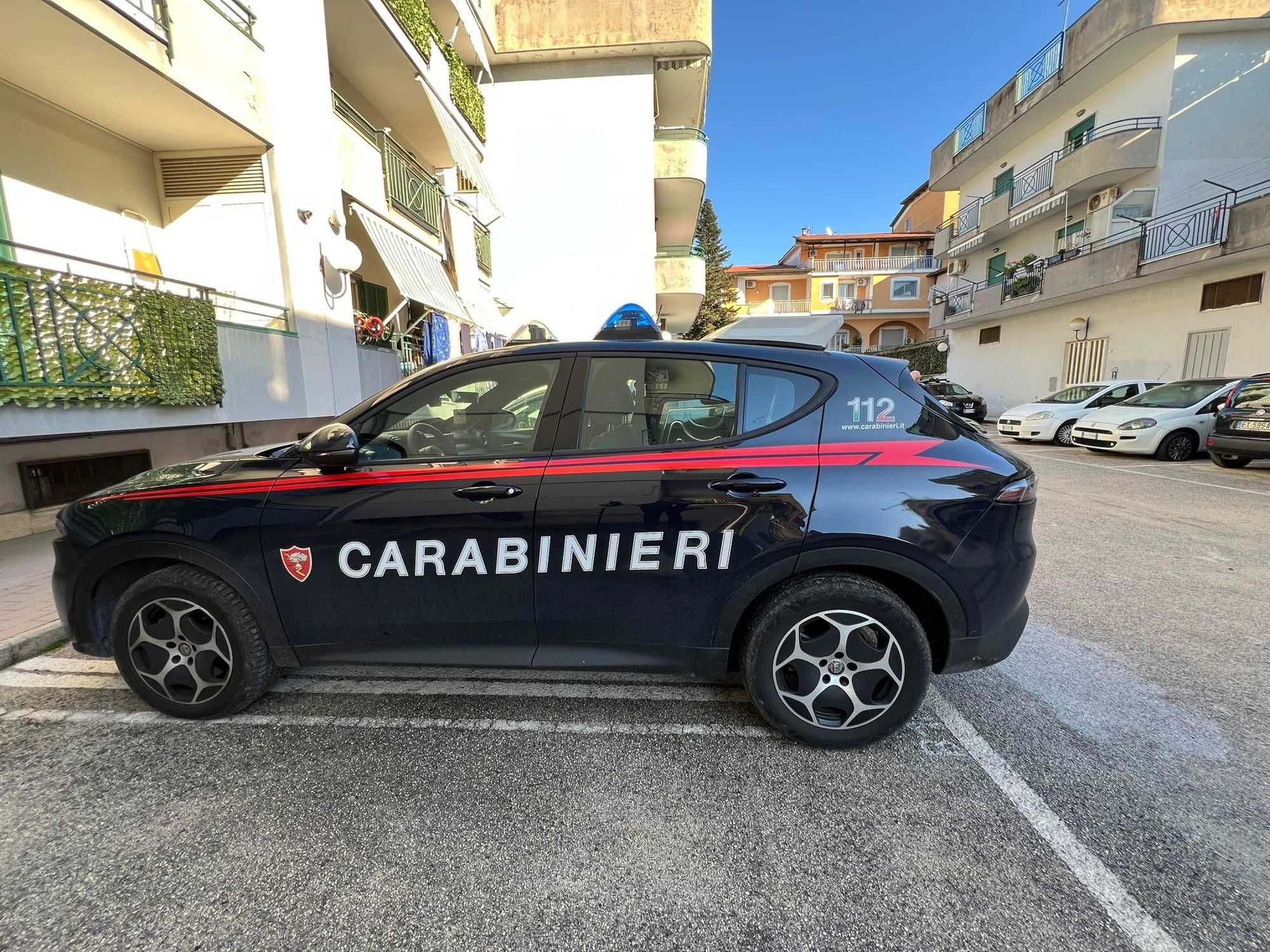 In 50 rincorrono e picchiano il ladro. Ora sono ricercati dai carabinieri