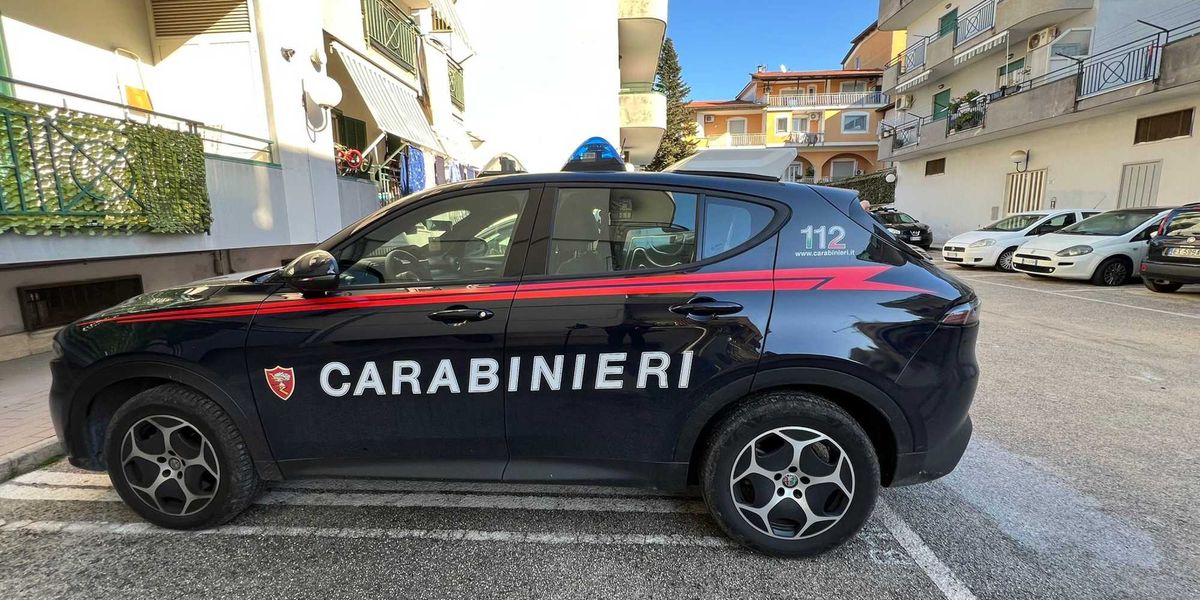 In 50 rincorrono e picchiano il ladro. Ora sono ricercati dai carabinieri In 50 rincorrono e picchiano il ladro. Ora sono ricercati dai carabinieri