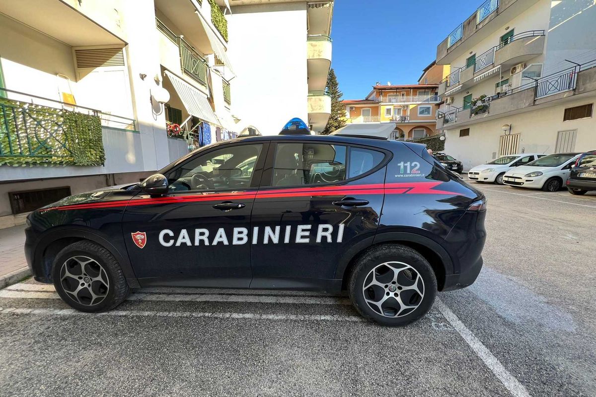 In 50 rincorrono e picchiano il ladro. Ora sono ricercati dai carabinieri