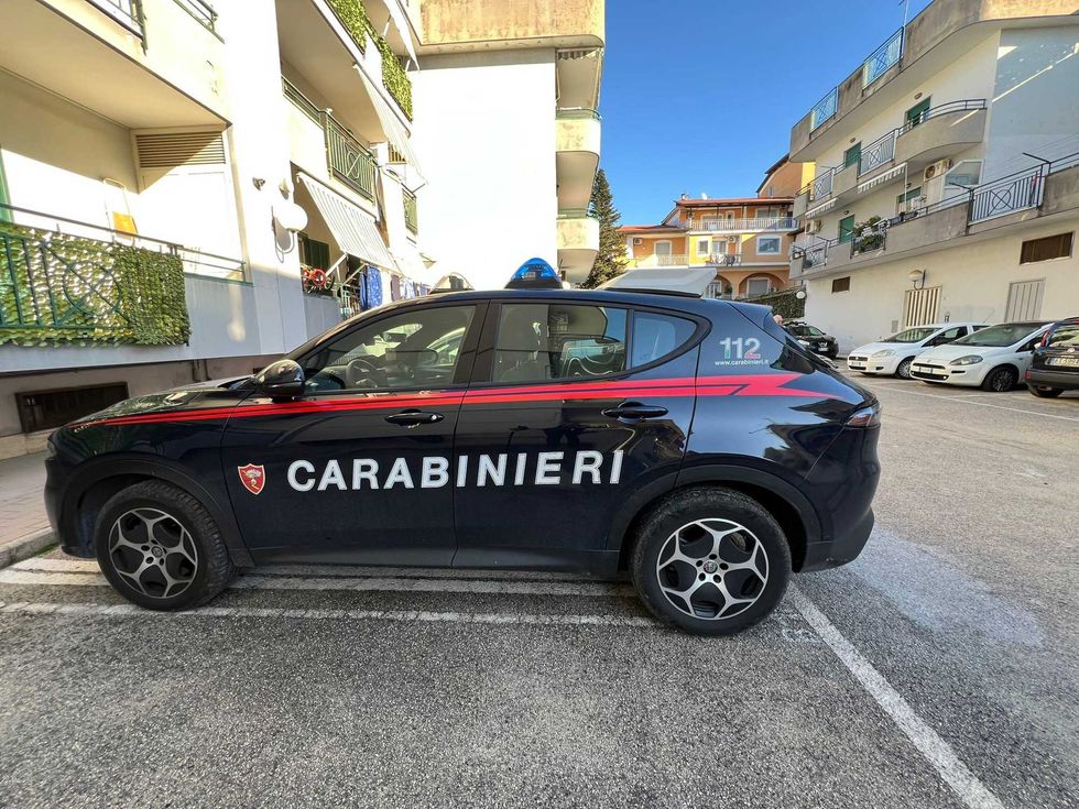 In 50 rincorrono e picchiano il ladro. Ora sono ricercati dai carabinieri