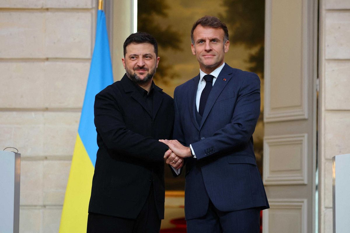 Con i soldi che gli abbiamo regalato Zelensky fa fare gli affari a Macron