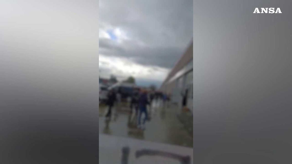 Difendono i pakistani dai cinesi, feriti due agenti