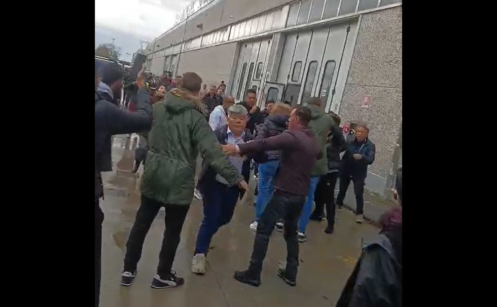 Difendono i pakistani dai cinesi, feriti due agenti