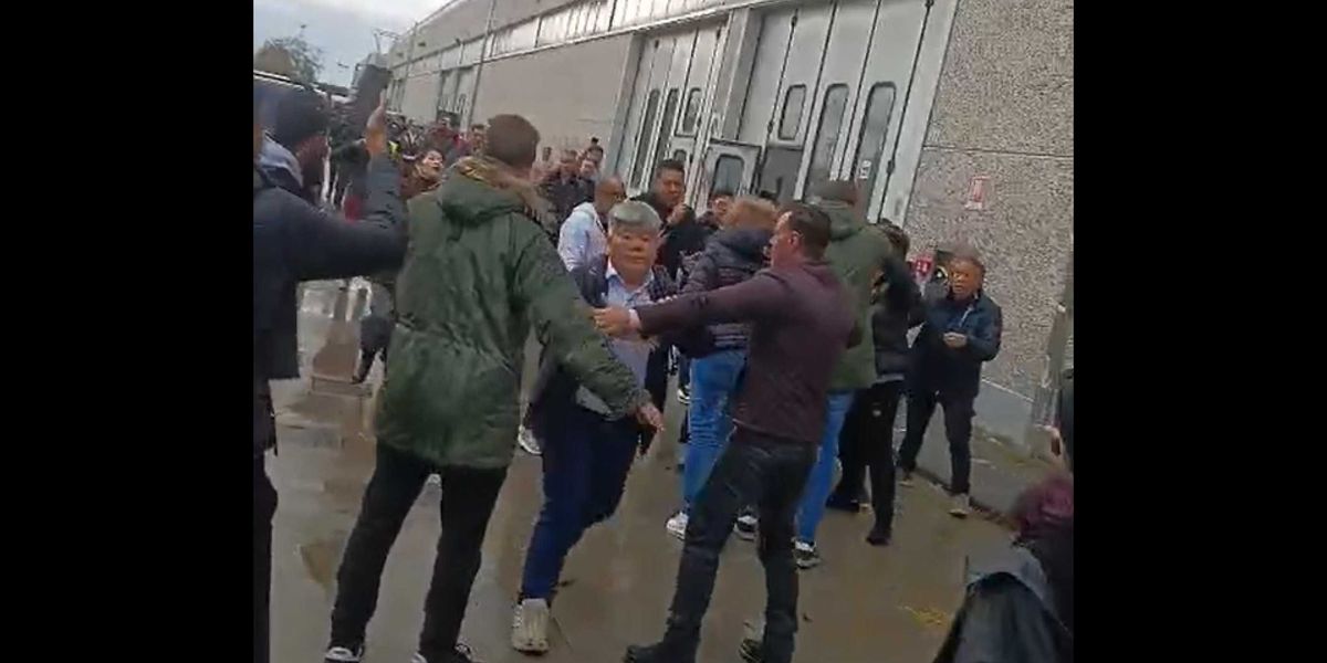 difendono i pakistani dai cinesi feriti due agenti