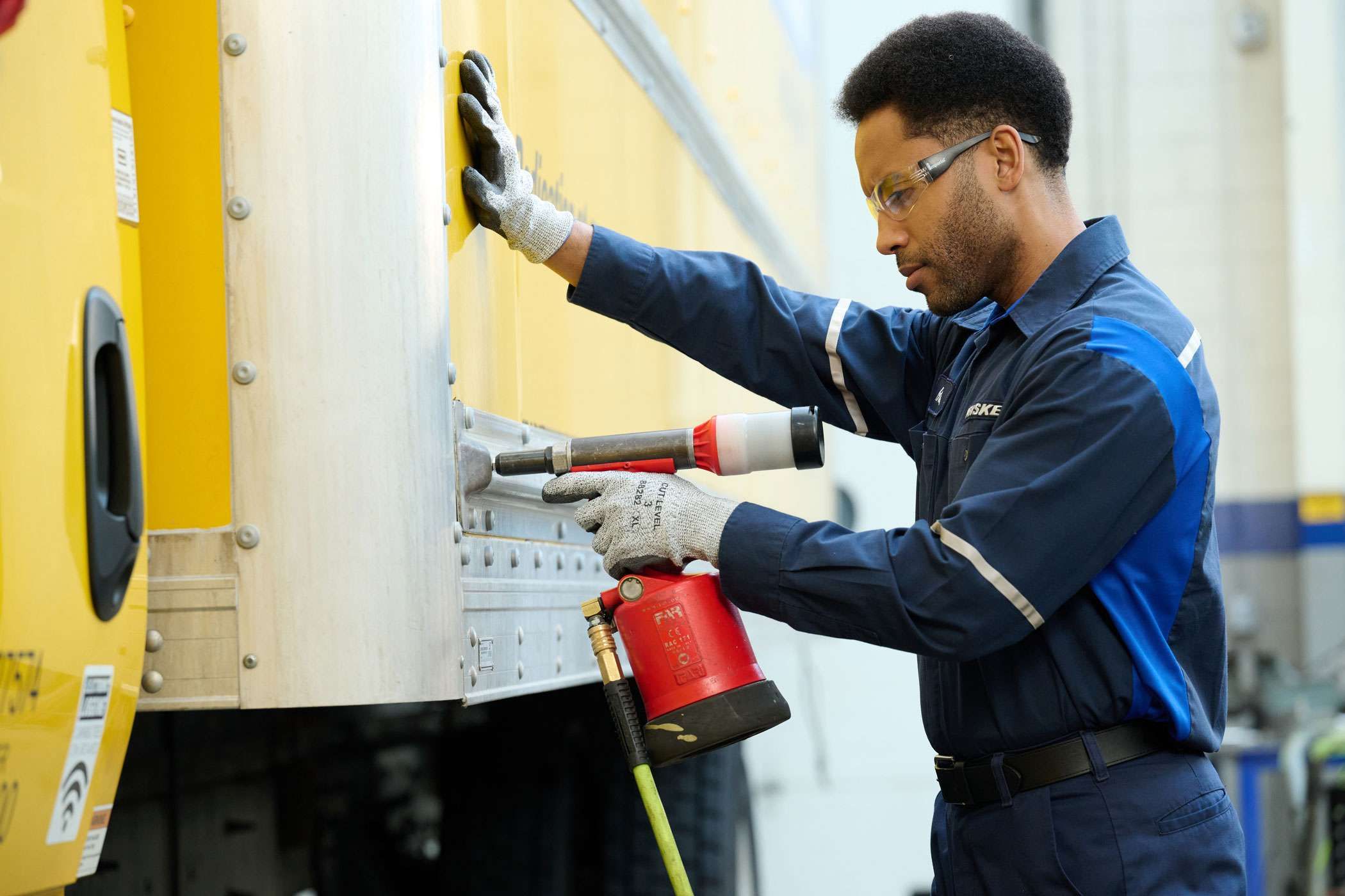 Penske tech repairing a truck