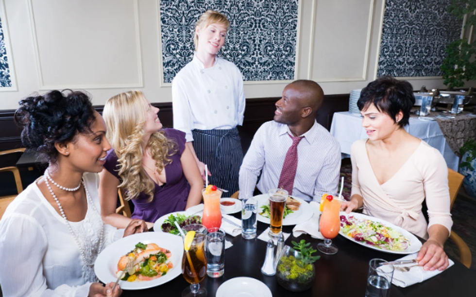 The rule that solves the 'eat when it's hot' or when 'all are served' etiquette debate for good