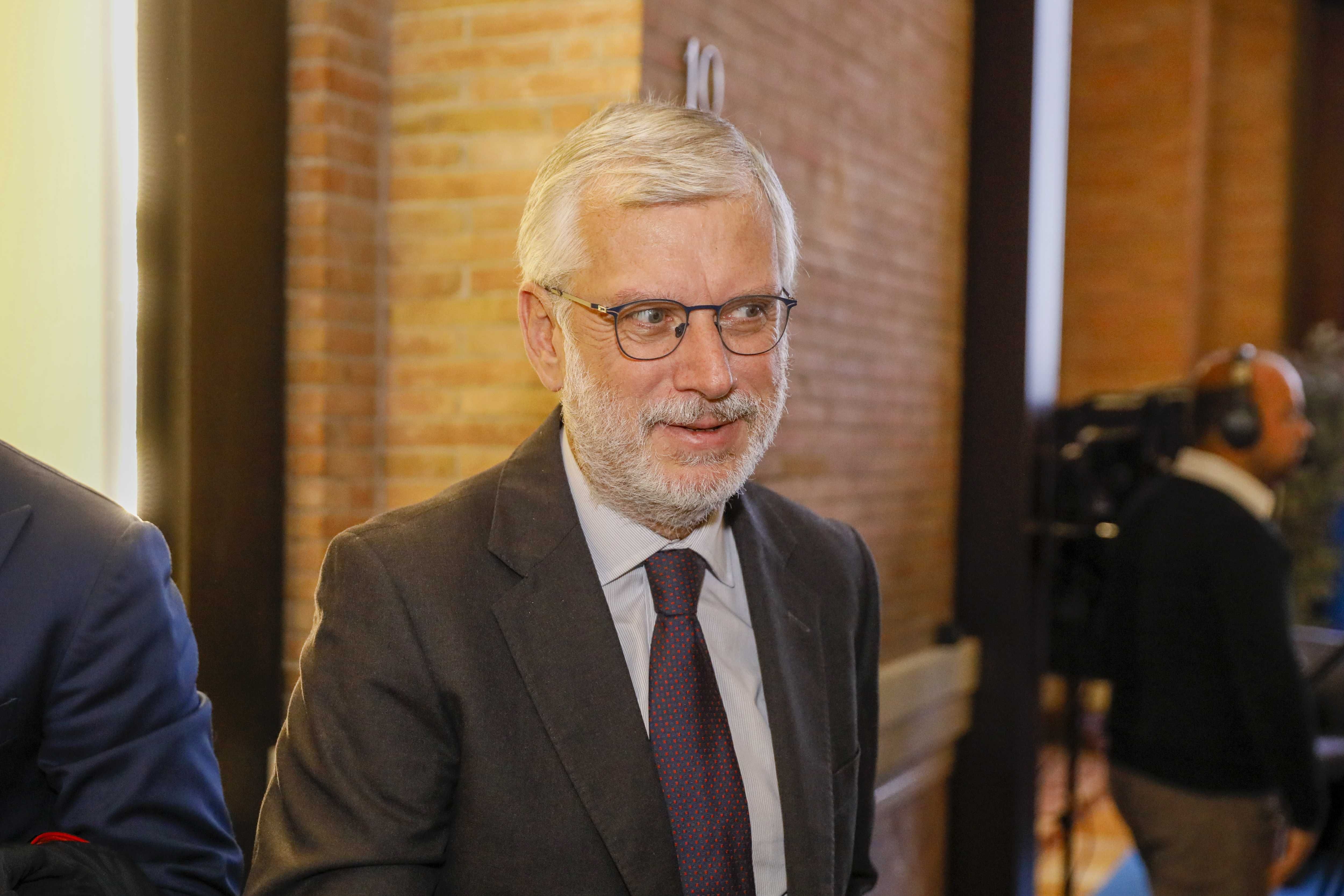 Cercano la talpa, fischiettano sulla notizia