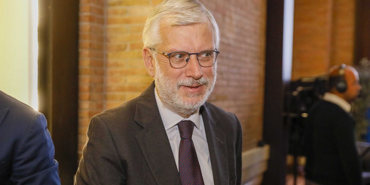 Cercano la talpa, fischiettano sulla notizia