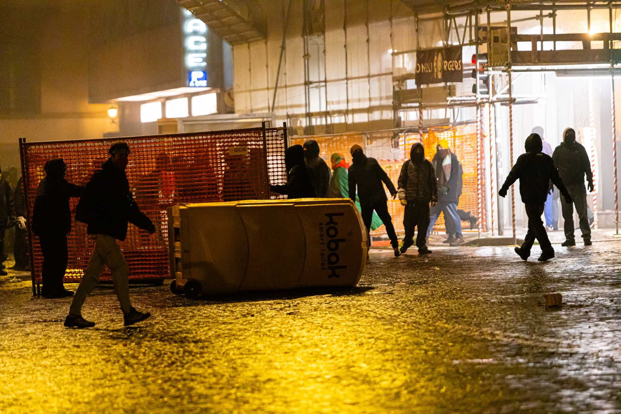 I Pro Pal feriscono 16 agenti. Il Pd se la prende con la polizia