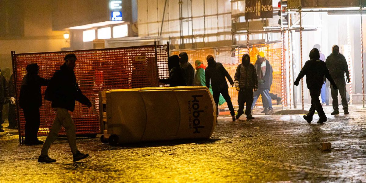 I Pro Pal feriscono 16 agenti. Il Pd se la prende con la polizia