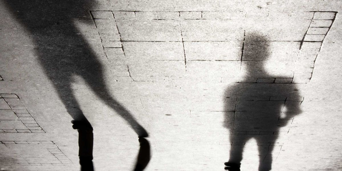 Lei va al lavoro, una «risorsa» la stupra