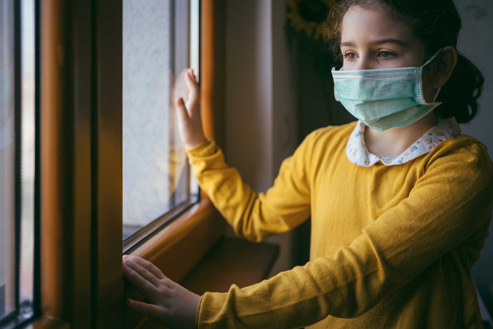 Chiudevano in casa i bimbi per il Covid: ora li levano ai genitori per la «socialità»