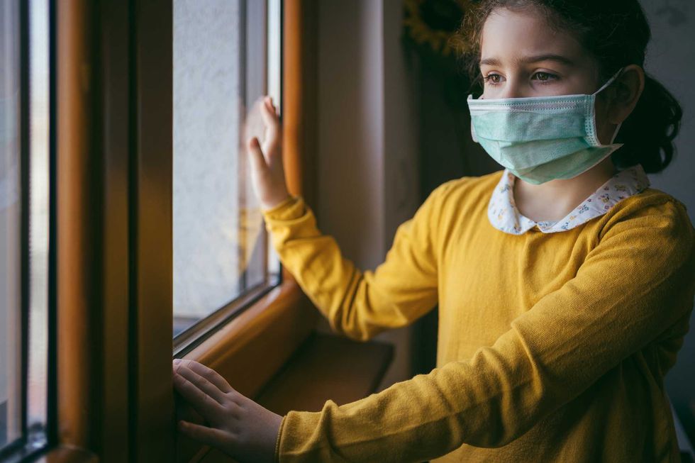 Chiudevano in casa i bimbi per il Covid: ora li levano ai genitori per la «socialità»