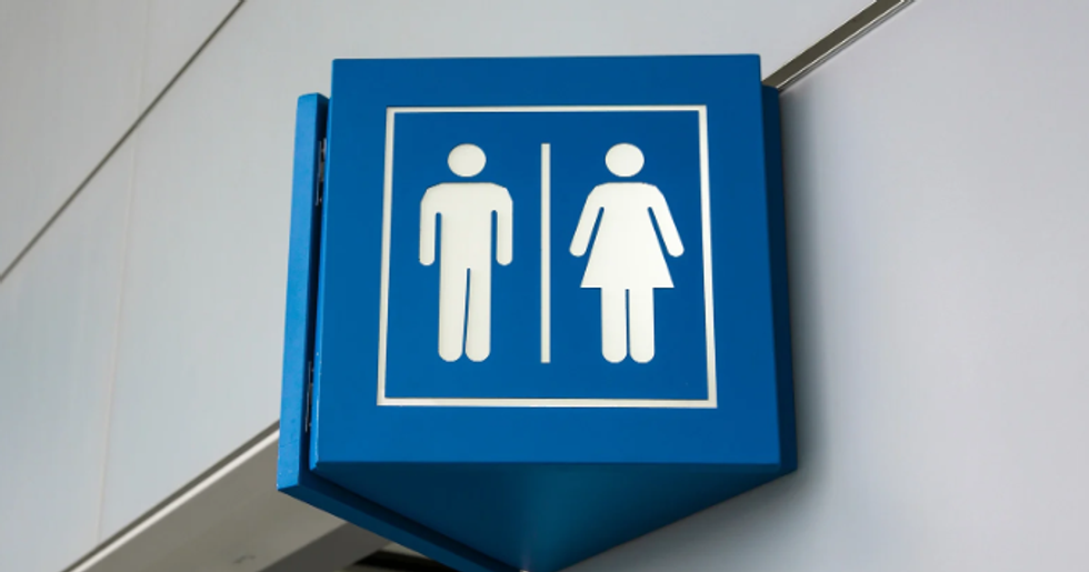 bathroom, men's room, wome's room, bathroom sign, public restrooms.