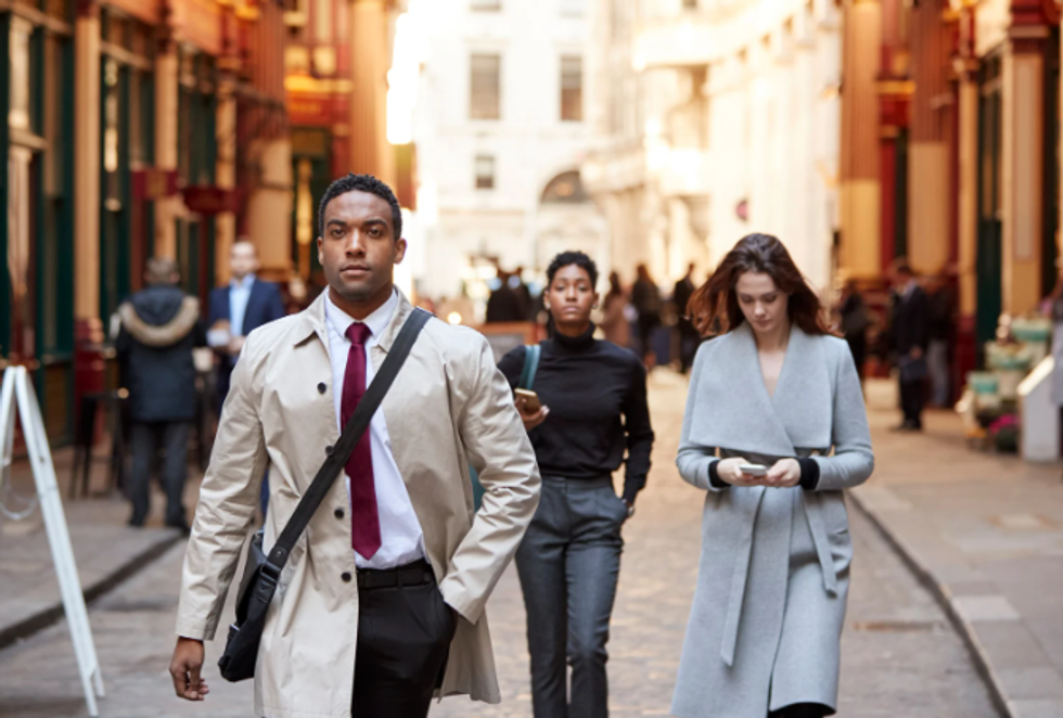 Psychologist explains 7 personality traits of people who walk fast