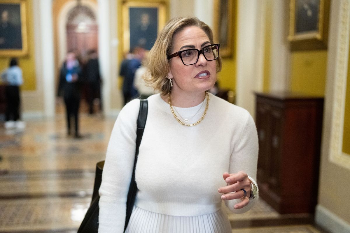 „Gut!“, erklärt AOC, nachdem der Stadtrat von Arizona das von Sinema ...