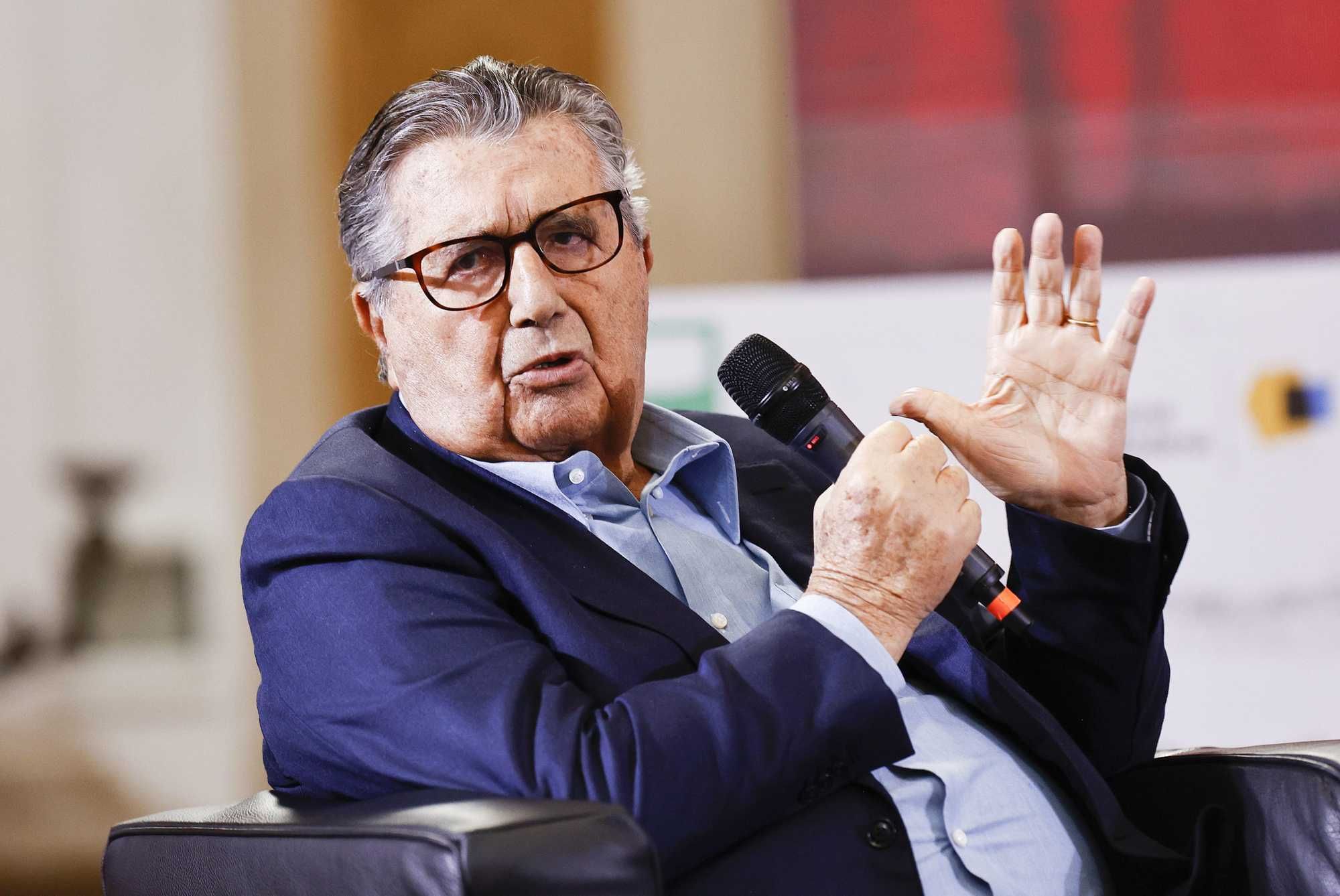 De Benedetti insulta Elkann guardandosi allo specchio: «Rompe tutto ciò che tocca»