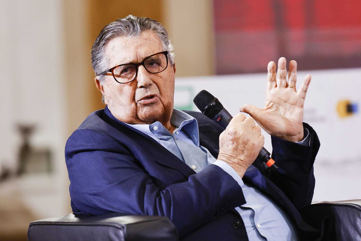 De Benedetti insulta Elkann guardandosi allo specchio: «Rompe tutto ciò che tocca»