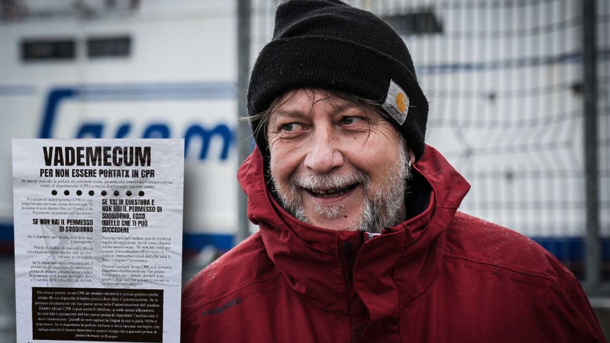 Casarini guida i migranti verso la rivolta