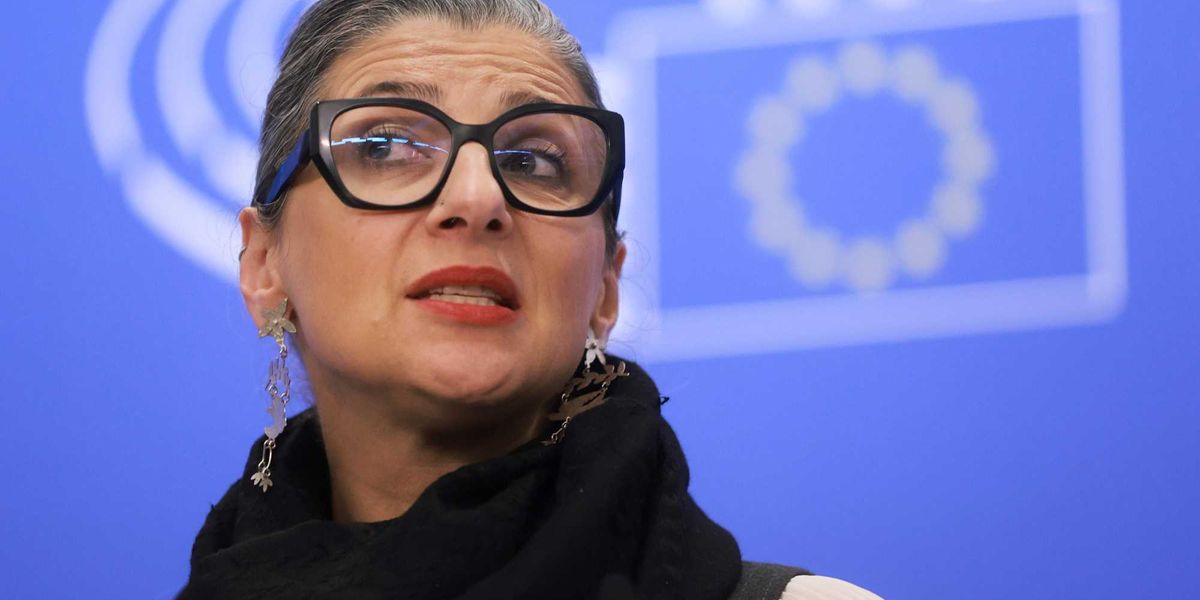 La Albanese crolla nei sondaggi. Un’indagine sui suoi sermoni a scuola La Albanese crolla nei sondaggi. Un’indagine sui suoi sermoni a scuola