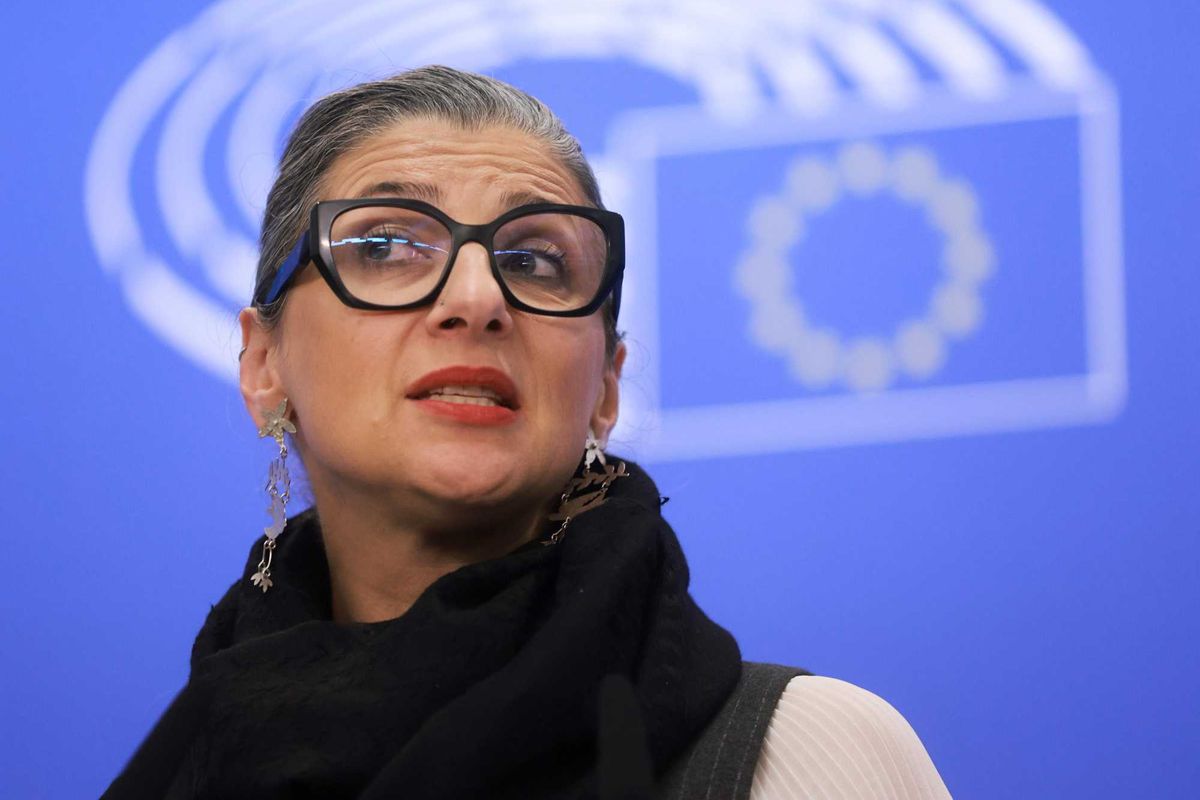 La Albanese crolla nei sondaggi. Un’indagine sui suoi sermoni a scuola