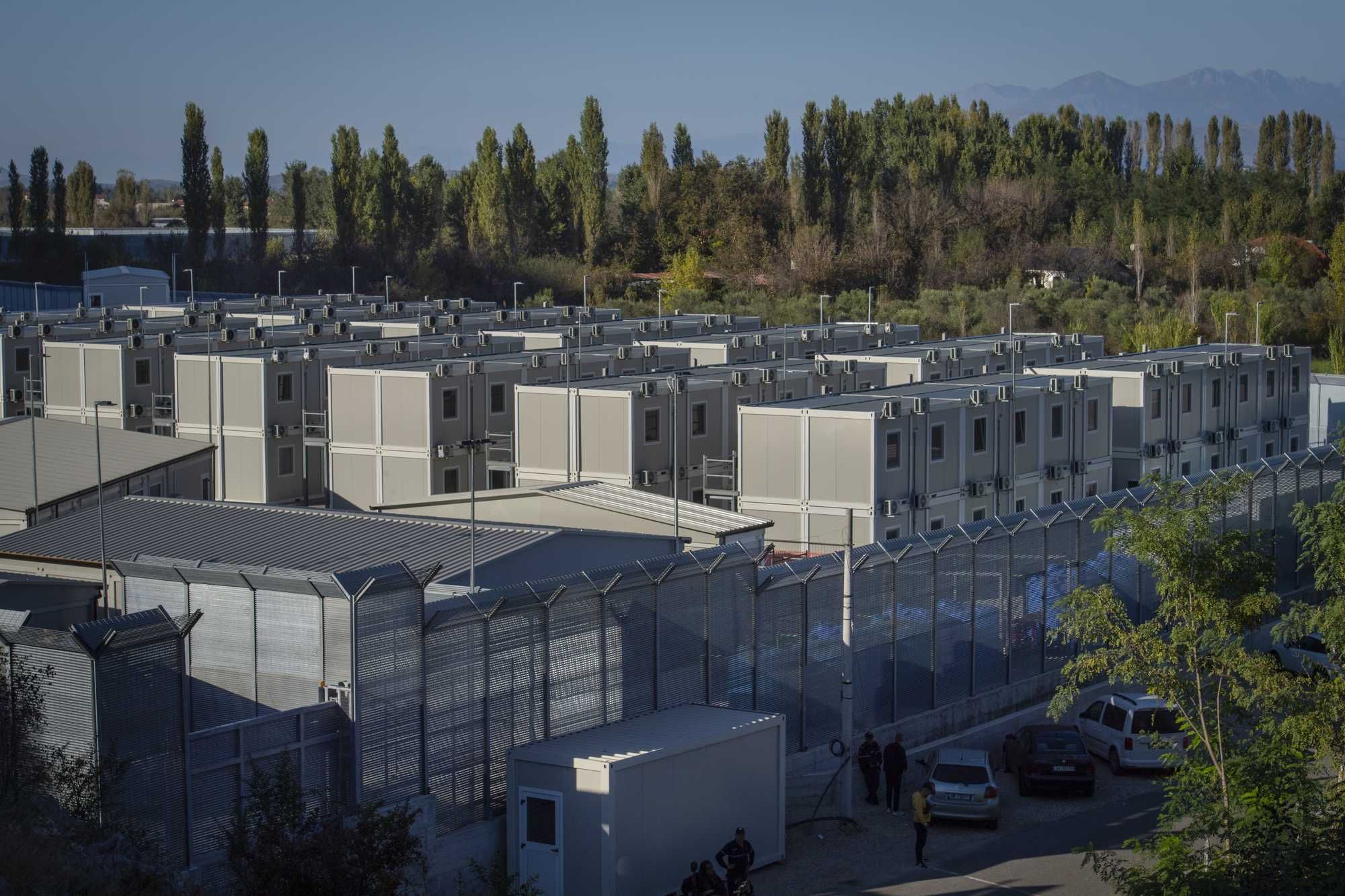 Espulsioni, controlli e Paesi sicuri: così cambiano le norme sui migranti