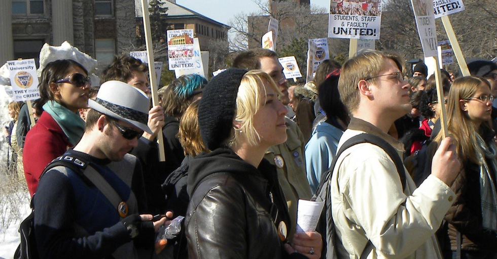 Teacher simulates an authoritarian dictatorship in her classroom, but the students fought back