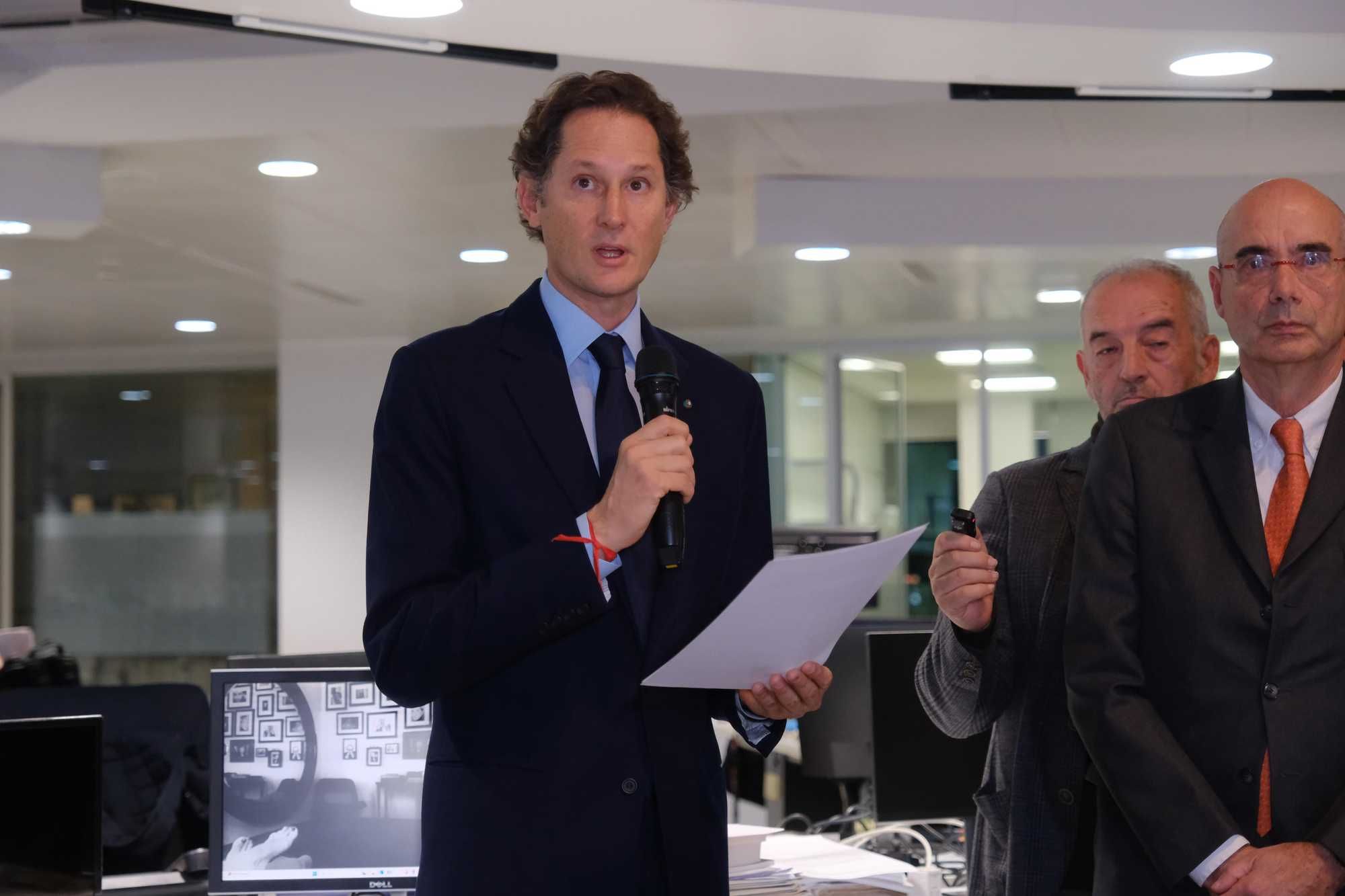 Vendesi «Repubblica». Il Pd impazzisce e invoca protezioni. Ma dietro c’è Renzi
