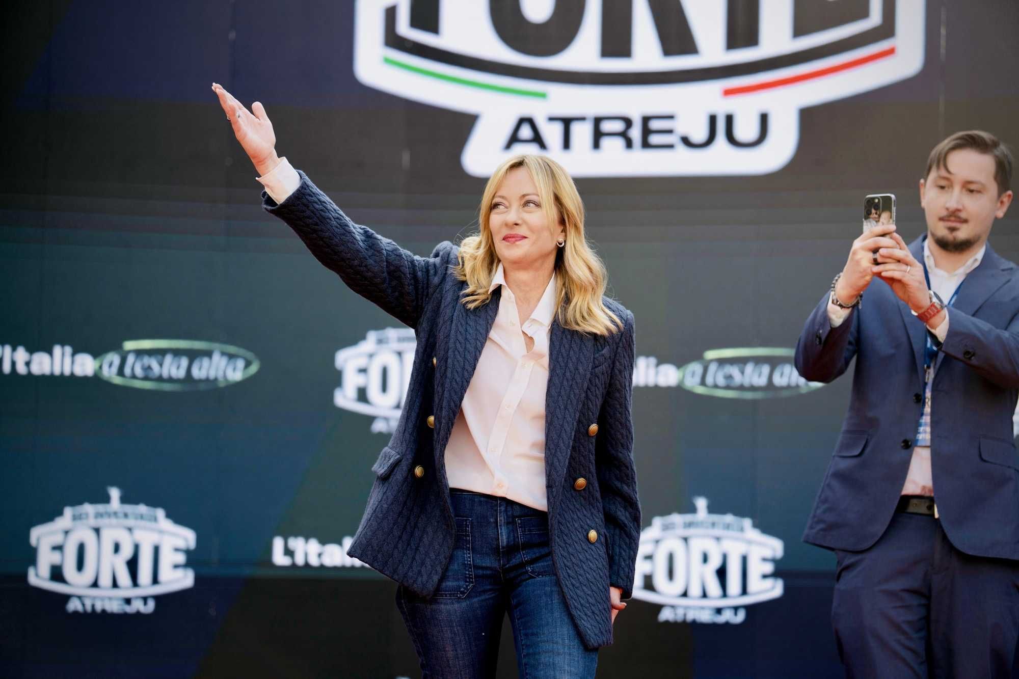 Meloni infierisce contro i compagni: «Si portano sfiga»