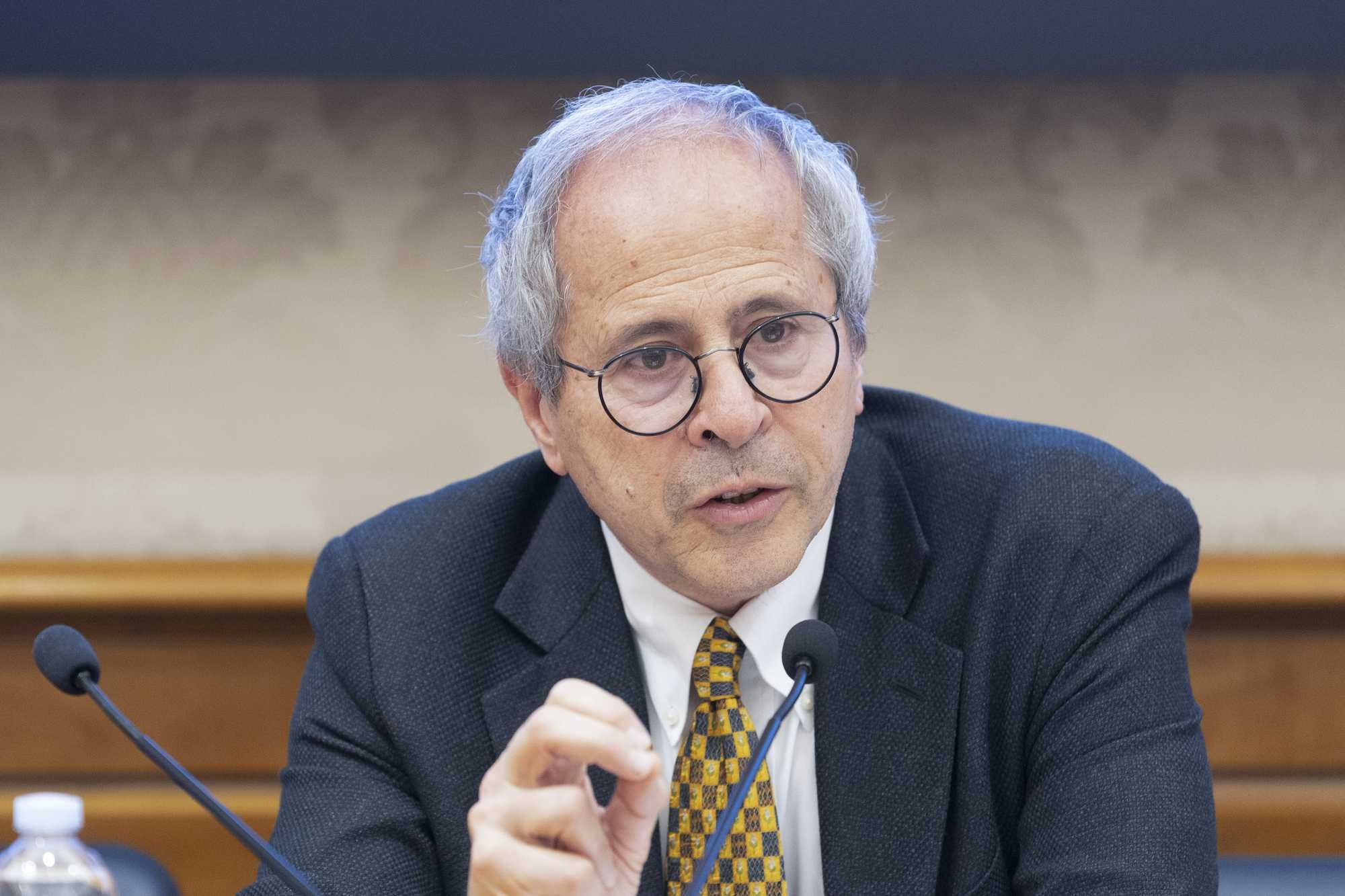 Crisanti: «Gare negli atenei pilotate». Dottorato al figlio dove lavorava lui