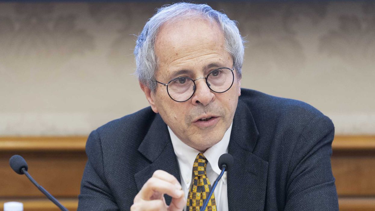 Crisanti: «Gare negli atenei pilotate». Dottorato al figlio dove lavorava lui