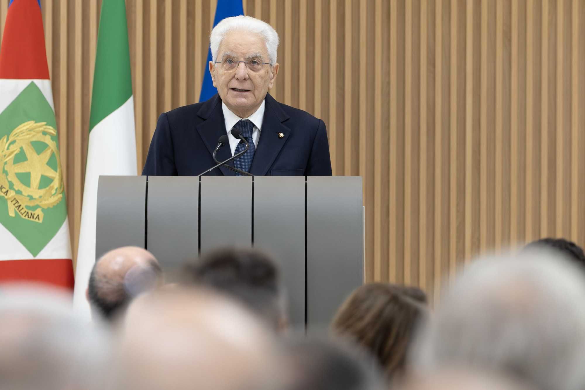 Mattarella segue la teoria di Garofani: attacca la Russia e spiazza il governo