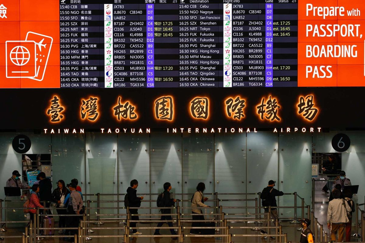 La Cina mostra i muscoli a Taiwan. Aerei in tilt: 100.000 persone a terra