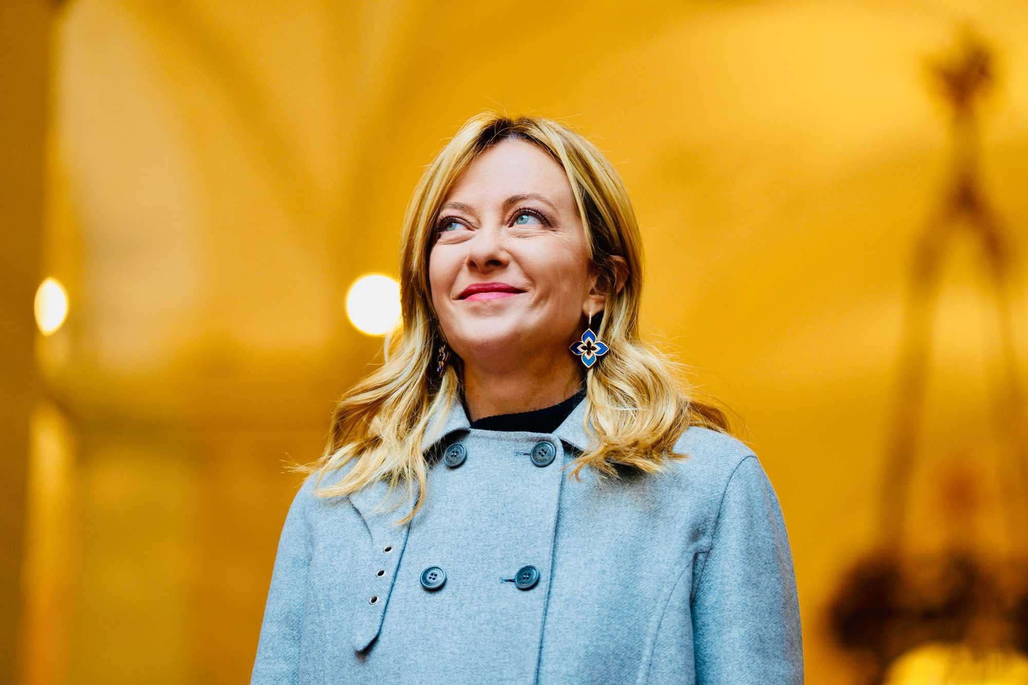 Meloni gioca d’anticipo con il 2026 e sente Trump sul caos globale