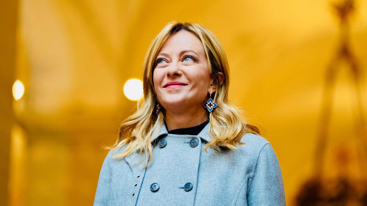 Meloni gioca d’anticipo con il 2026 e sente Trump sul caos globale